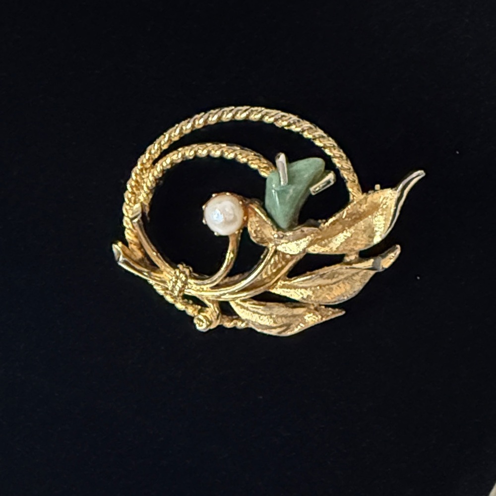 Vintage Sarah Coventry Braided Rope Brooch Green Gemstone Pearl Gold Tone Leaf